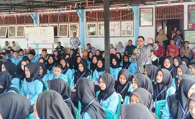 Bupati Bolaang Mongondow Utara, Dr. Sirajudin Lasena, saat melepas 164 siswa-siswi SMK Negeri Kaidipang yang akan mengikuti Praktek Kerja Lapangan (PKL), Kamis, (28/8/2025).