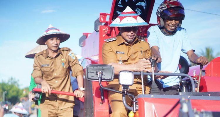 Bupati Bolaang Mongondow Utara Sirajudin Lasena (tengah) bersama Wakil Bupati Aditya Pontoh (kiri) mencoba langsung mesin panen padi Combine Harvester yang diserahkan kepada Kelompok Tani Tampo Damba III, di Desa Tuntulou Utara, Selasa (5/8/2025).