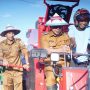 Bupati Bolaang Mongondow Utara Sirajudin Lasena (tengah) bersama Wakil Bupati Aditya Pontoh (kiri) mencoba langsung mesin panen padi Combine Harvester yang diserahkan kepada Kelompok Tani Tampo Damba III, di Desa Tuntulou Utara, Selasa (5/8/2025).