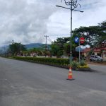 Kondisi ruas jalan di kompleks perkantoran Pemerintah Kabupaten Bolaang Mongondow Utara, Rabu, (6/8/2025), setelah batang dan ranting pohon hasil penebangan dibersihkan. Sebelumnya, tumpukan kayu sempat menghalangi akses jalan di depan sejumlah kantor OPD. Tampak asap sisa pembakaran limbah kayu masih mengepul di kejauhan.