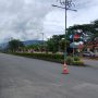 Kondisi ruas jalan di kompleks perkantoran Pemerintah Kabupaten Bolaang Mongondow Utara, Rabu, (6/8/2025), setelah batang dan ranting pohon hasil penebangan dibersihkan. Sebelumnya, tumpukan kayu sempat menghalangi akses jalan di depan sejumlah kantor OPD. Tampak asap sisa pembakaran limbah kayu masih mengepul di kejauhan.