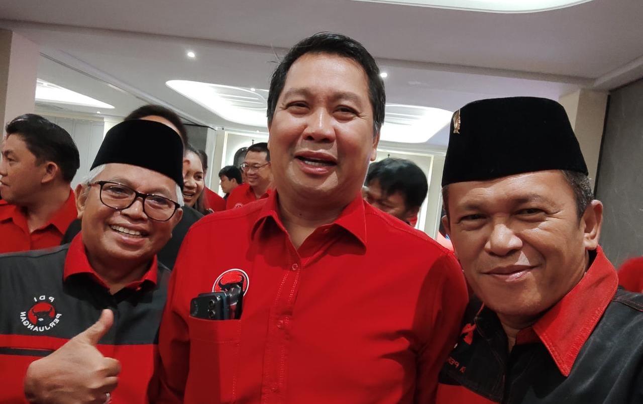Kebersamaan jajaran PDI Perjuangan Sulut. Dari kiri ke kanan: Drs. Amin Lasena (Ketua DPC PDI Perjuangan Bolmut), Steven Kandouw (kandidat Plt Ketua DPD), dan Abdul Zamad Lauma (Sekretaris DPC PDI Perjuangan Bolmut) dalam kegiatan konsolidasi internal partai