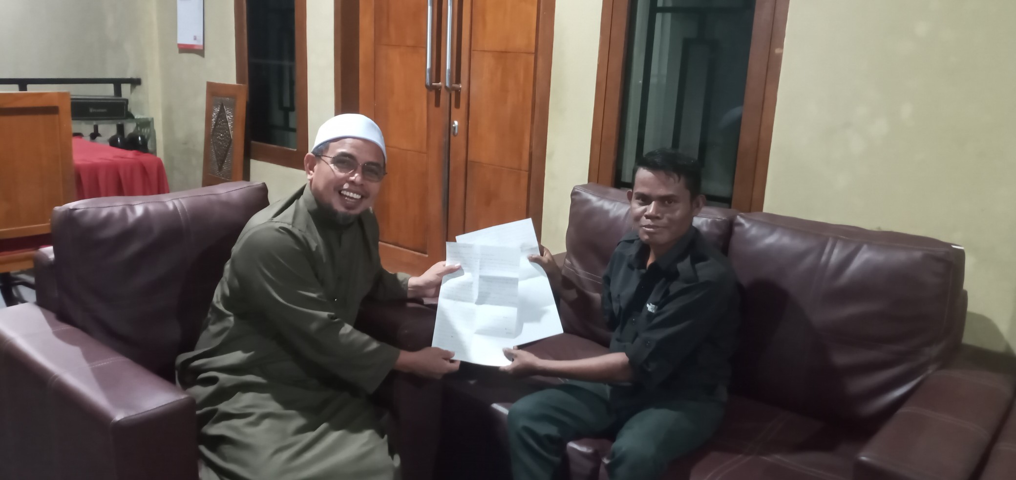 Bupati Bolmut Sirajudin Lasena menerima langsung surat berisi kritik dan rekomendasi dari penulis surat terbuka Irawan Rahman di rumah dinas, Jumat malam (4/9/2025).
