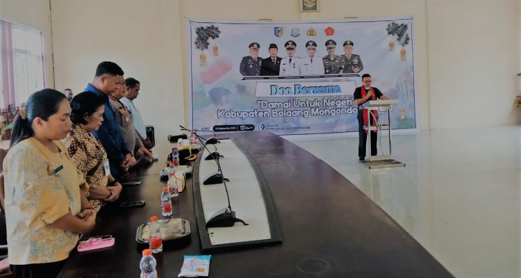 Suasana doa bersama ASN Kristiani di aula Sekretariat DPRD Kabupaten Bolaang Mongondow Utara, Kamis (4/9/2025). Ibadah dipimpin Pdt. Feki Ombuh, S.Th dengan tema Damai untuk Negeri Bolaang Mongondow Utara Kamis pagi, (4/9/2025)