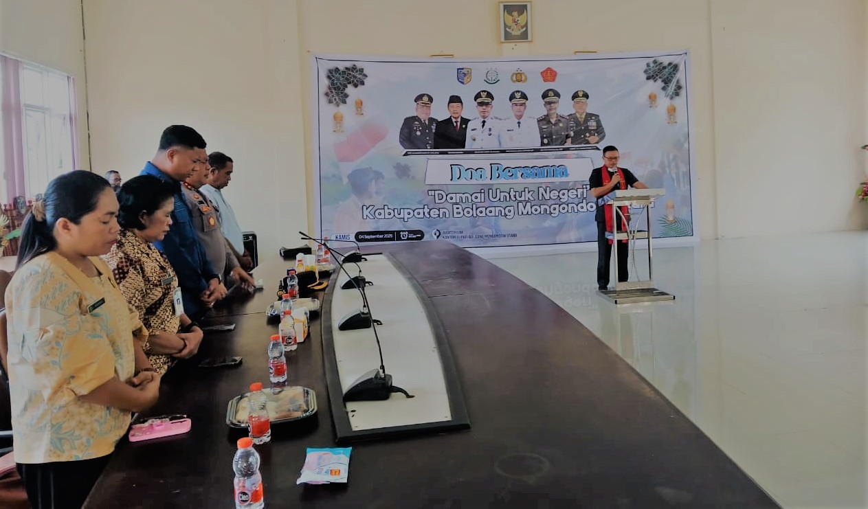 Suasana doa bersama ASN Kristiani di aula Sekretariat DPRD Kabupaten Bolaang Mongondow Utara, Kamis (4/9/2025). Ibadah dipimpin Pdt. Feki Ombuh, S.Th dengan tema Damai untuk Negeri Bolaang Mongondow Utara Kamis pagi, (4/9/2025)