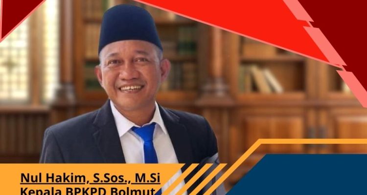 Potret Nul Hakim, S.Sos., M.Si, mengenakan jas hitam, kemeja putih, dasi biru, dan peci hitam, dengan latar belakang rak buku kayu, setelah dilantik sebagai Kepala BPKPD Bolmut.