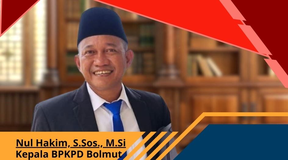 Potret Nul Hakim, S.Sos., M.Si, mengenakan jas hitam, kemeja putih, dasi biru, dan peci hitam, dengan latar belakang rak buku kayu, setelah dilantik sebagai Kepala BPKPD Bolmut.