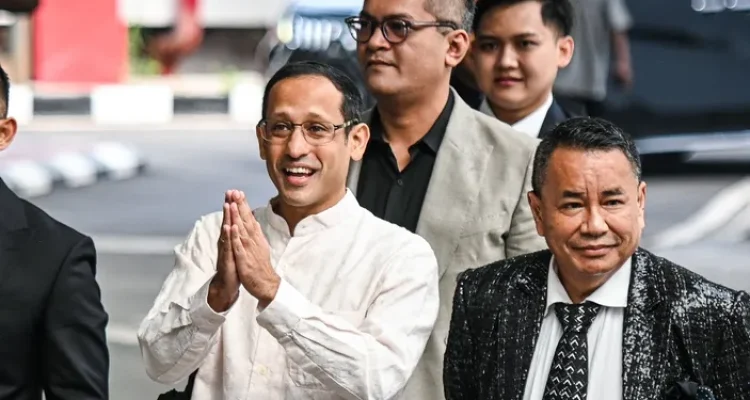 Nadiem Makarim mengenakan kemeja putih bersama Hotman Paris berjalan menuju Kejaksaan Agung terkait pemeriksaan kasus Chromebook.