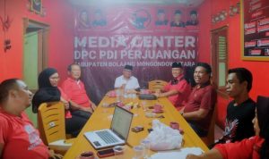 Suasana rapat internal DPC PDI Perjuangan Bolaang Mongondow Utara yang dipimpin Ketua DPC Drs. Hi. Amin Lasena, MAP, bersama jajaran pengurus dan anggota Fraksi PDIP DPRD Bolmut, membahas polemik pengadaan mobil dinas Ketua DPRD, Kamis (4/9/2025).