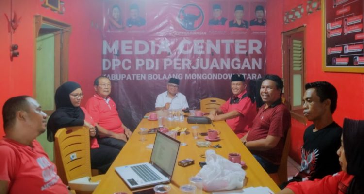 Suasana rapat internal DPC PDI Perjuangan Bolaang Mongondow Utara yang dipimpin Ketua DPC Drs. Hi. Amin Lasena, MAP, bersama jajaran pengurus dan anggota Fraksi PDIP DPRD Bolmut, membahas polemik pengadaan mobil dinas Ketua DPRD, Kamis (4/9/2025).