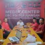 Suasana rapat internal DPC PDI Perjuangan Bolaang Mongondow Utara yang dipimpin Ketua DPC Drs. Hi. Amin Lasena, MAP, bersama jajaran pengurus dan anggota Fraksi PDIP DPRD Bolmut, membahas polemik pengadaan mobil dinas Ketua DPRD, Kamis (4/9/2025).