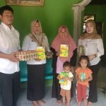 Plt. Kepala Dinas Ketahanan Pangan Bolaang Mongondow Utara, Yulin Kohongia, SE, didampingi petugas saat menyerahkan bantuan pangan bergizi kepada keluarga penerima balita stunting di salah satu desa, Rabu (10/9/2025).