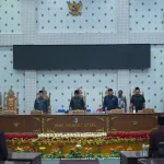 Pimpinan DPRD Boltara bersama Bupati Dr. Sirajudin Lasena memimpin rapat paripurna penyampaian rancangan KUA-PPAS tahun anggaran 2026 di gedung DPRD, Boroko.