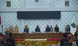 Pimpinan DPRD Boltara bersama Bupati Dr. Sirajudin Lasena memimpin rapat paripurna penyampaian rancangan KUA-PPAS tahun anggaran 2026 di gedung DPRD, Boroko.