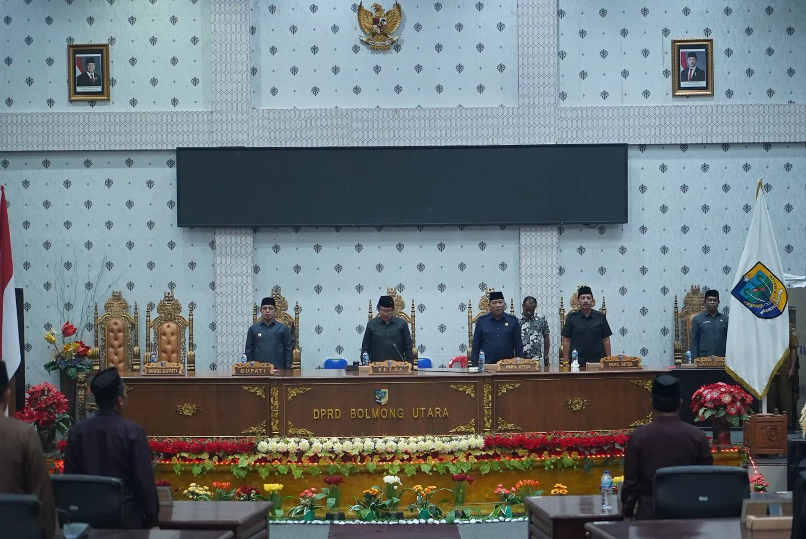 Pimpinan DPRD Boltara bersama Bupati Dr. Sirajudin Lasena memimpin rapat paripurna penyampaian rancangan KUA-PPAS tahun anggaran 2026 di gedung DPRD, Boroko.