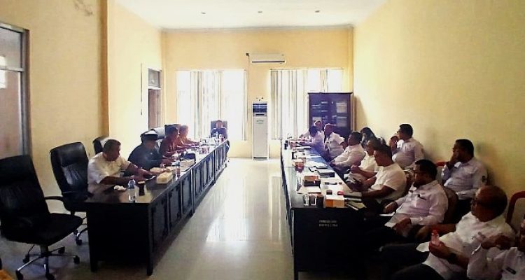 Rapat Komisi III DPRD Bolmut bersama OPD membahas progres revisi RTRW 2025 di ruang Kimisi III.