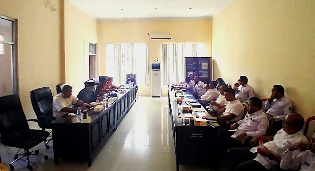Rapat Komisi III DPRD Bolmut bersama OPD membahas progres revisi RTRW 2025 di ruang Kimisi III.