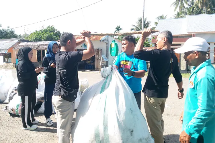Sejumlah relawan menimbang karung berisi sampah hasil aksi World Cleanup Day (WCD) di Pantai Batu Pinagut, Kabupaten Bolaang Mongondow Utara, Sabtu (20/9/2025). Total sampah yang terkumpul mencapai 328 kilogram.