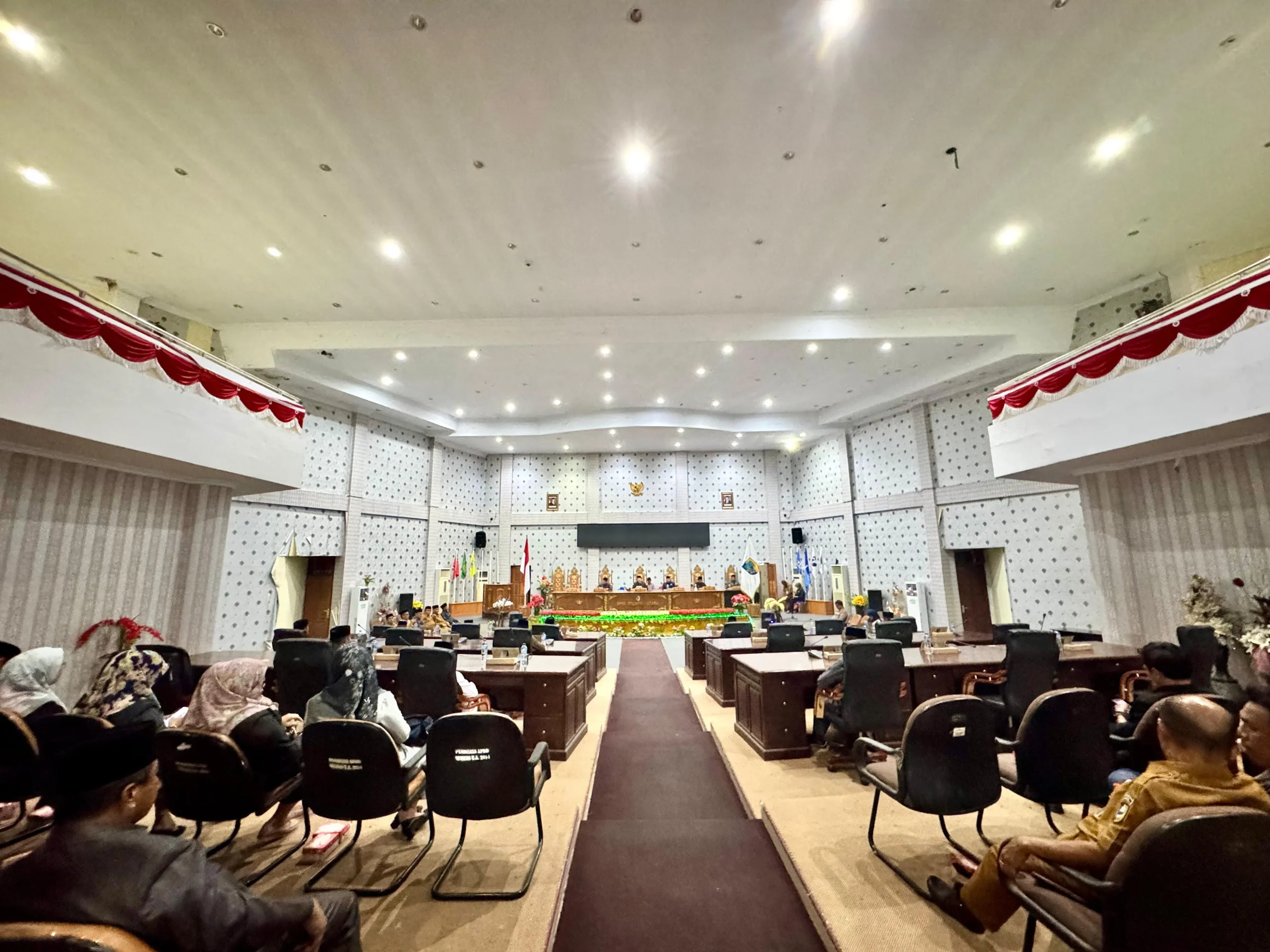 Suasana rapat paripurna DPRD Boltara penyampaian rancangan KUA-PPAS 2026 yang dihadiri anggota dewan, jajaran pemerintah daerah, serta masyarakat.