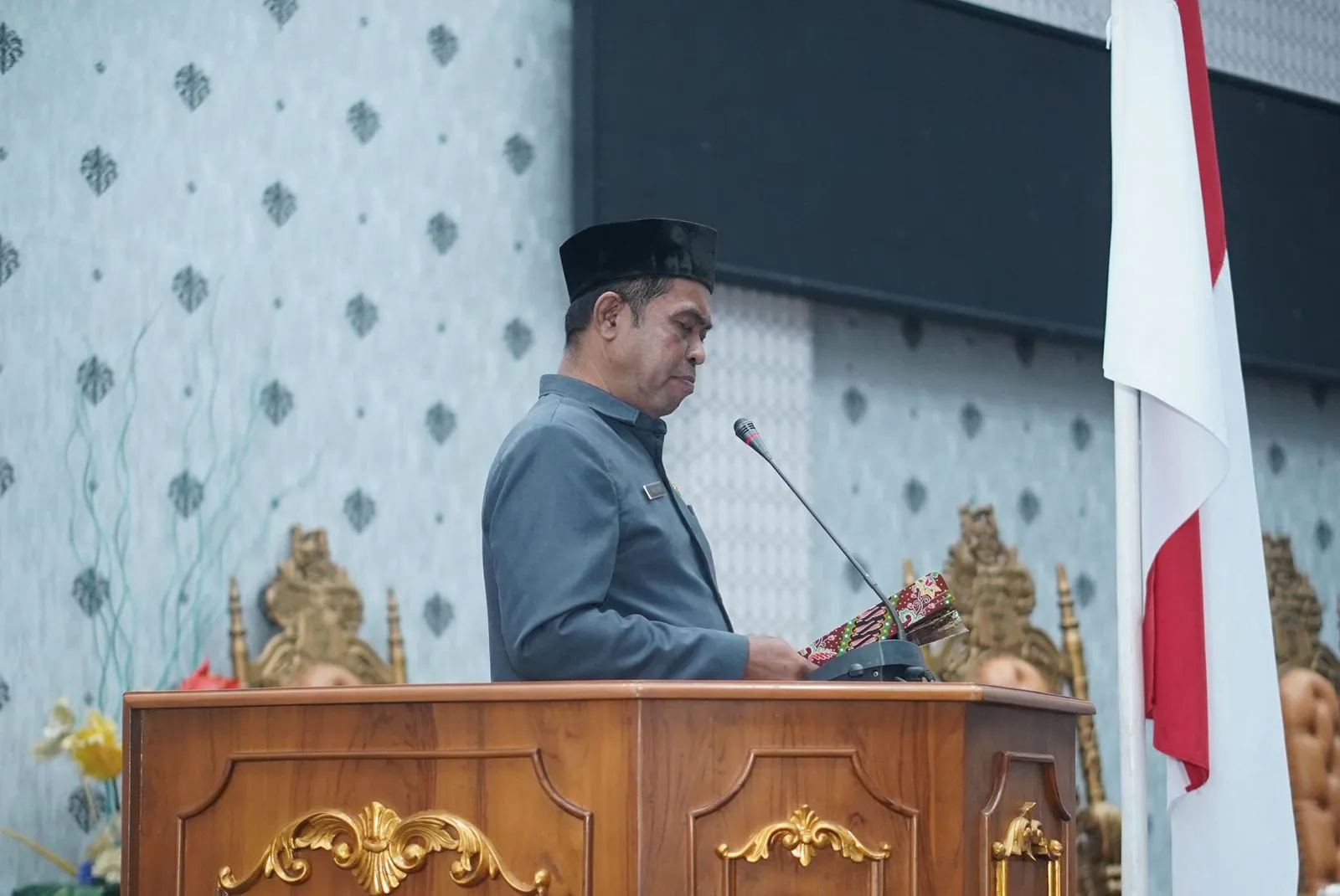 Sekretaris DPRD Bolaang Mongondow Utara, Viktor Nalessy, saat membacakan laporan pada rapat paripurna penyampaian rancangan KUA-PPAS tahun anggaran 2026 di gedung DPRD, Boroko.