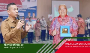 Aditya Pontoh, Wakil Bupati Bolaang Mongondow Utara, memaparkan strategi percepatan penurunan stunting, sementara Drs. Hi. Amin Lasena, MAP menerima penghargaan dalam acara yang berlangsung di Manado.