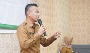 Aditya Pontoh memimpin rapat evaluasi Tim Percepatan Pencegahan dan Penurunan Stunting (TP3S) Kabupaten Boltara.