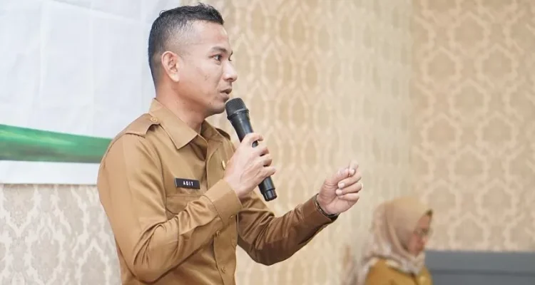 Aditya Pontoh memimpin rapat evaluasi Tim Percepatan Pencegahan dan Penurunan Stunting (TP3S) Kabupaten Boltara.