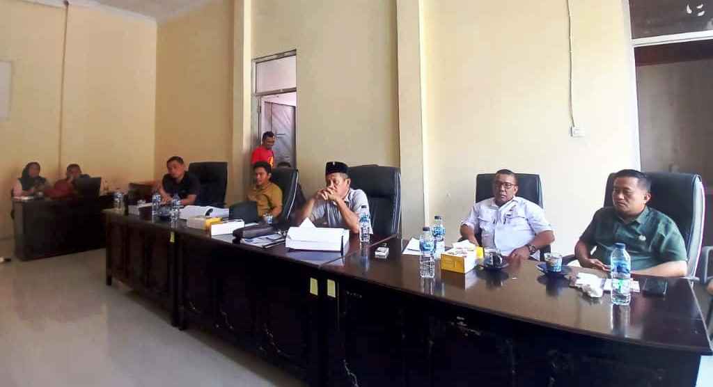 Sejumlah anggota Komisi III DPRD Boltara duduk berhadapan di meja rapat, mendengarkan pemaparan mitra kerja tentang rencana pembangunan 2026, Kamis (25/9/2025).