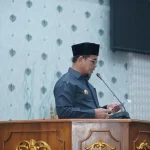 Bupati Boltara Dr. Sirajudin Lasena berpidato di podium DPRD menyampaikan rancangan KUA-PPAS 2026.