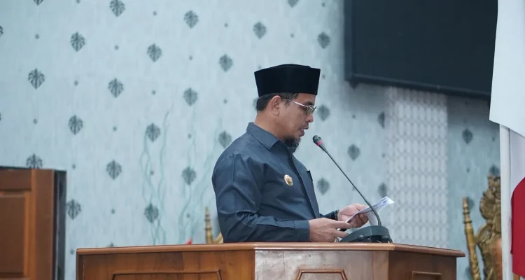 Bupati Boltara Dr. Sirajudin Lasena berpidato di podium DPRD menyampaikan rancangan KUA-PPAS 2026.