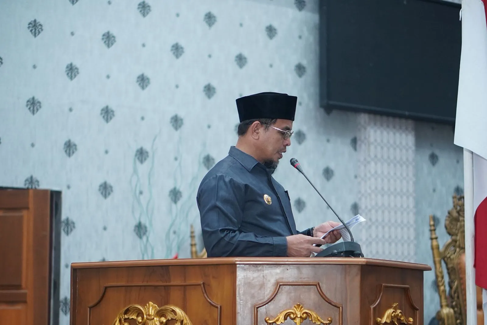 Bupati Boltara Dr. Sirajudin Lasena berpidato di podium DPRD menyampaikan rancangan KUA-PPAS 2026.