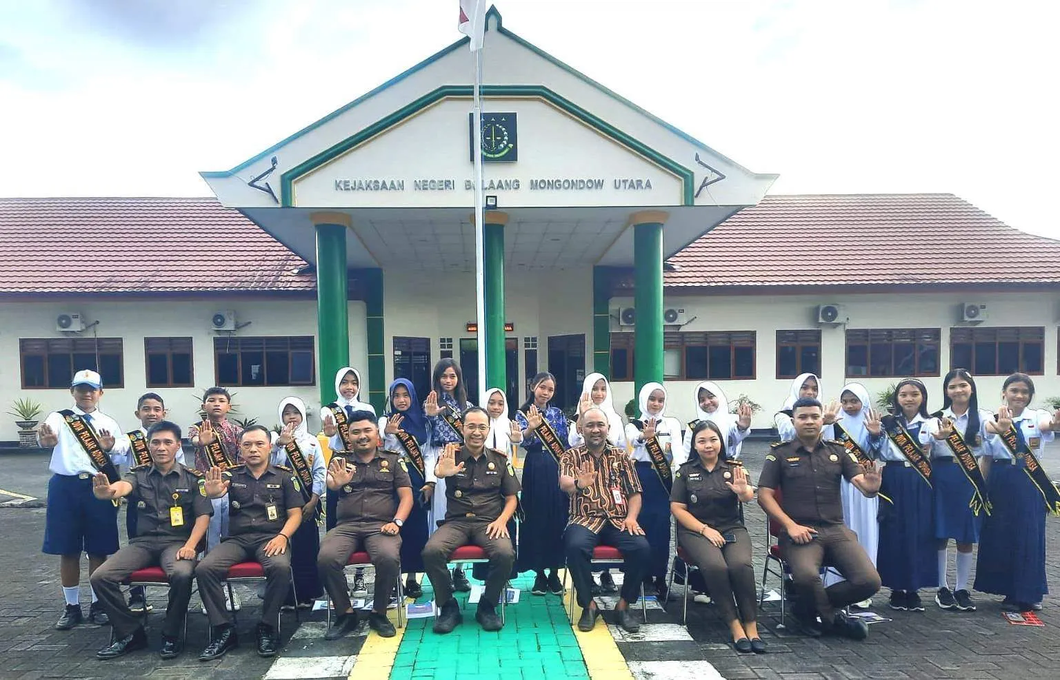 Foto bersama pelajar SMP se-Boltara yang dilantik sebagai Duta Belajar Adhyaksa bersama pejabat Kejaksaan Negeri Bolaang Mongondow Utara di halaman kantor kejaksaan.