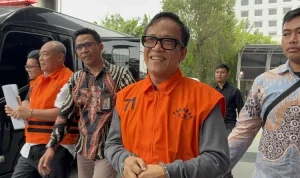 Immanuel Ebenezer alias Noel mengenakan rompi tahanan KPK setelah pemeriksaan kasus sertifikasi K3 di Jakarta.