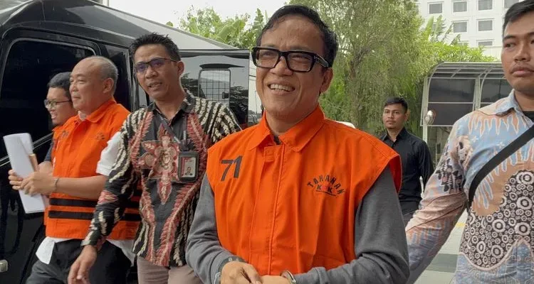 Immanuel Ebenezer alias Noel mengenakan rompi tahanan KPK setelah pemeriksaan kasus sertifikasi K3 di Jakarta.