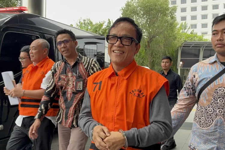 Immanuel Ebenezer alias Noel mengenakan rompi tahanan KPK setelah pemeriksaan kasus sertifikasi K3 di Jakarta.