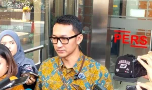 Budi Prasetyo, Juru Bicara KPK, diwawancarai wartawan di Gedung Merah Putih KPK Jakarta.