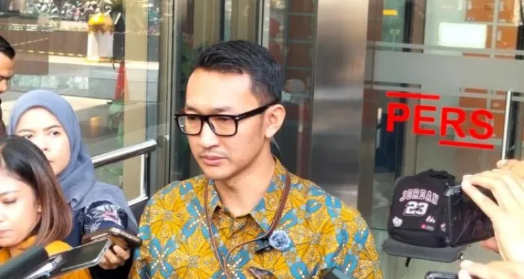 Budi Prasetyo, Juru Bicara KPK, diwawancarai wartawan di Gedung Merah Putih KPK Jakarta.