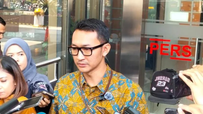 Budi Prasetyo, Juru Bicara KPK, diwawancarai wartawan di Gedung Merah Putih KPK Jakarta.
