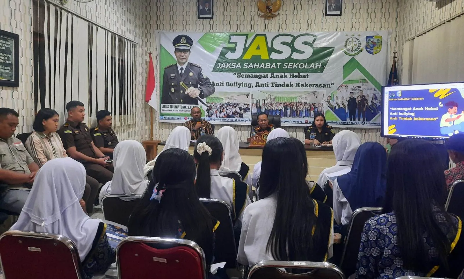 Sosialisasi program Jaksa Sahabat Sekolah di Kejari Boltara, dengan peserta Duta Pelajar Adhyaksa yang terdiri dari perwakilan siswa SMP, didampingi pejabat Dinas Pendidikan.