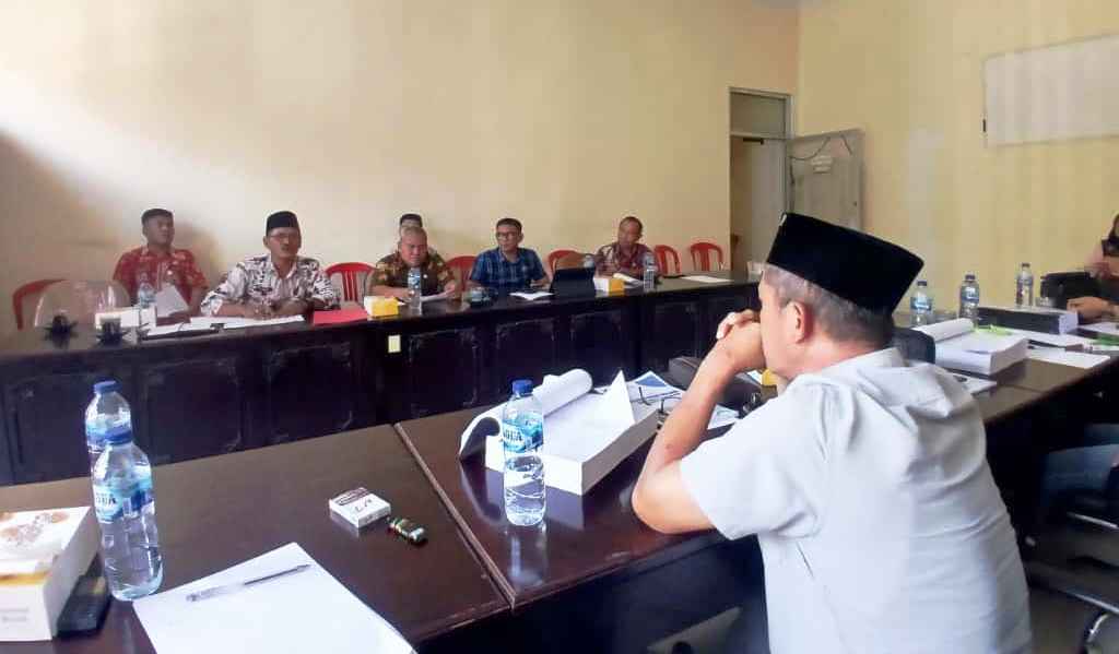 Ketua Komisi III DPRD Boltara, Abdul Zamad Lauma, mengenakan kemeja putih dan peci hitam saat memimpin rapat kerja bersama mitra kerja membahas rencana pembangunan APBD 2026, Kamis (25/9/2025).