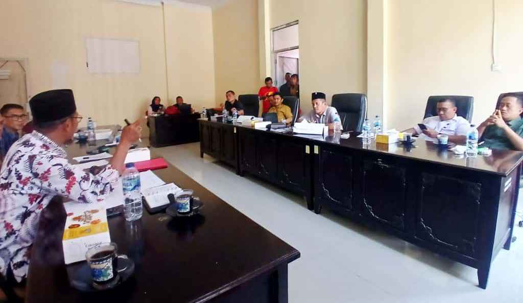 Kepala Dinas Dinas Perumahan, Kawasan Permukiman dan Pertanahan Ramin Buhang, saat memberikan pemaparan program dihadapan Komisi III DPRD Boltara