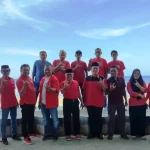 Pengurus DPC, PAC, serta kader PDI Perjuangan Boltara berfoto bersama di Pantai Batu Pinagut usai rapat terakhir yang dipimpin Ketua DPC Amin Lasena, Minggu (28/9/2025).