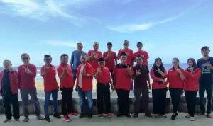 Pengurus DPC, PAC, serta kader PDI Perjuangan Boltara berfoto bersama di Pantai Batu Pinagut usai rapat terakhir yang dipimpin Ketua DPC Amin Lasena, Minggu (28/9/2025).