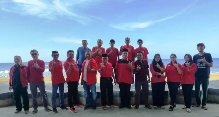 Pengurus DPC, PAC, serta kader PDI Perjuangan Boltara berfoto bersama di Pantai Batu Pinagut usai rapat terakhir yang dipimpin Ketua DPC Amin Lasena, Minggu (28/9/2025).