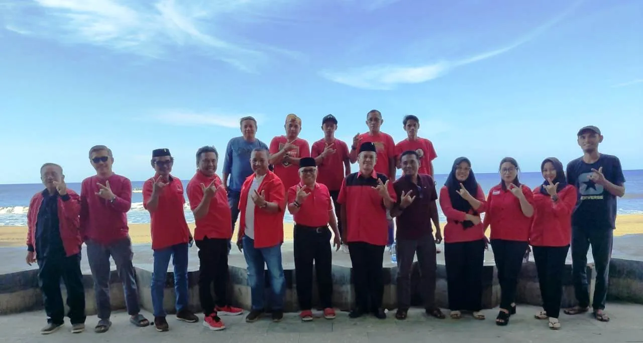 Pengurus DPC, PAC, serta kader PDI Perjuangan Boltara berfoto bersama di Pantai Batu Pinagut usai rapat terakhir yang dipimpin Ketua DPC Amin Lasena, Minggu (28/9/2025).