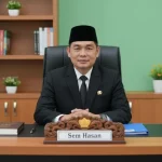 Potret resmi Sem Hasan, Anggota DPRD Boltara, duduk di meja kerjanya mengenakan jas hitam dan peci.