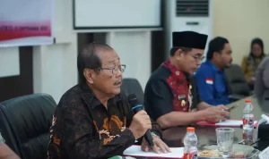 Ketua DPRD Boltara, Frangky Chendra, saat memberikan dukungan terhadap penguatan peran Satlinmas dalam Rakor yang dipimpin Bupati Sirajudin Lasena.