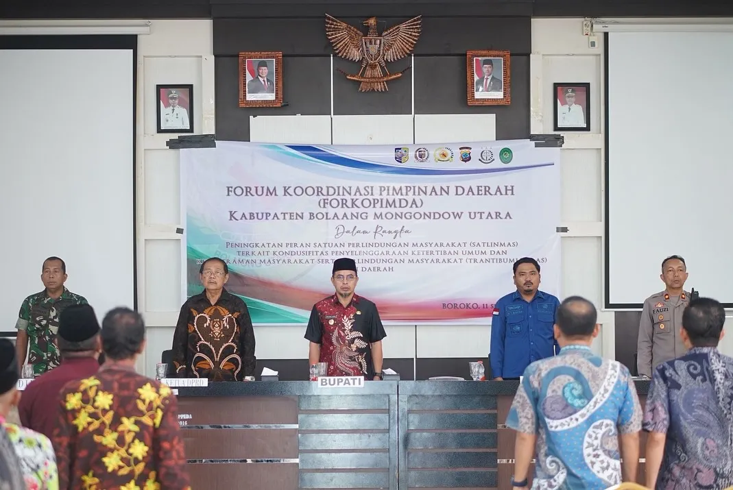 Ketua DPRD Frangky Chendra bersama Bupati Boltara dan Forkopimda saat membuka Rakor Satlinmas, Kamis (11/9/2025).