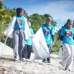 Sejumlah peserta World Cleanup Day Bolmut memungut sampah plastik di sepanjang Pantai Batu Pinagut, Sabtu (20/9/2025).