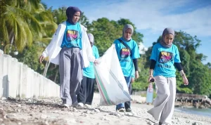 Sejumlah peserta World Cleanup Day Bolmut memungut sampah plastik di sepanjang Pantai Batu Pinagut, Sabtu (20/9/2025).